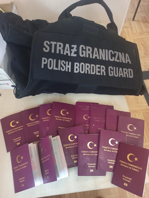 Paszporty odnalezione przez Nadodrzański Oddział Straży Granicznej