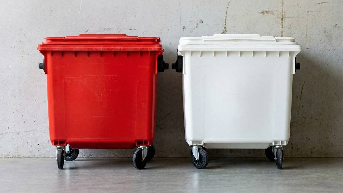Do czego służy czerwony i biały kosz na odpady? Fot. TwojaPogoda.pl