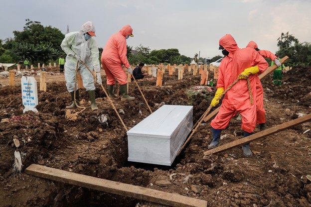 Masowe pochówki zmarłych na COVID-19. Kryzys w Indonezji