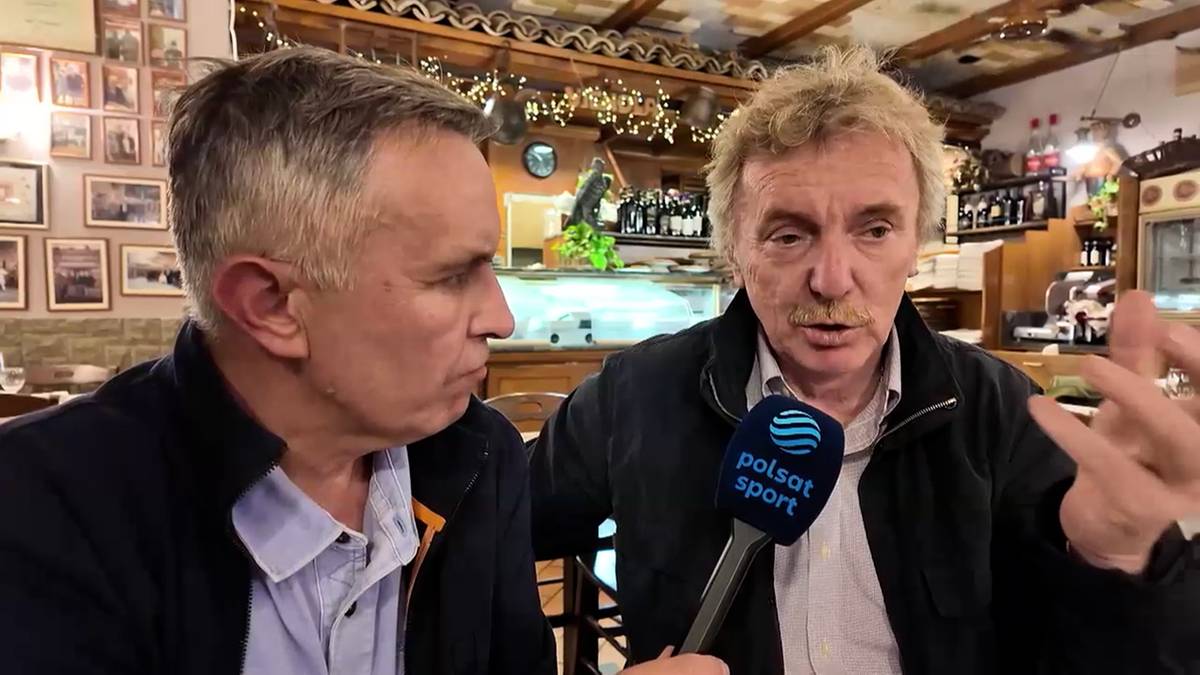 Dw&oacute;ch mężczyzn, jeden z mikrofonem Polsat Sport, rozmawia ze sobą.
