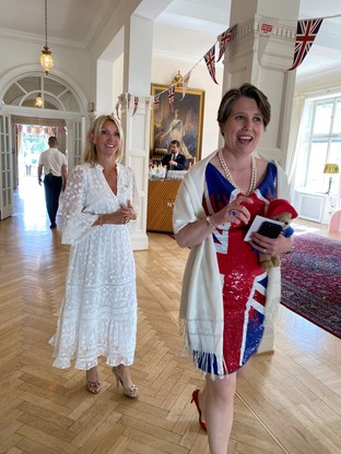 Ambasador Judith Gough wystąpiła w sukni w barwach brytyjskiej flagi
