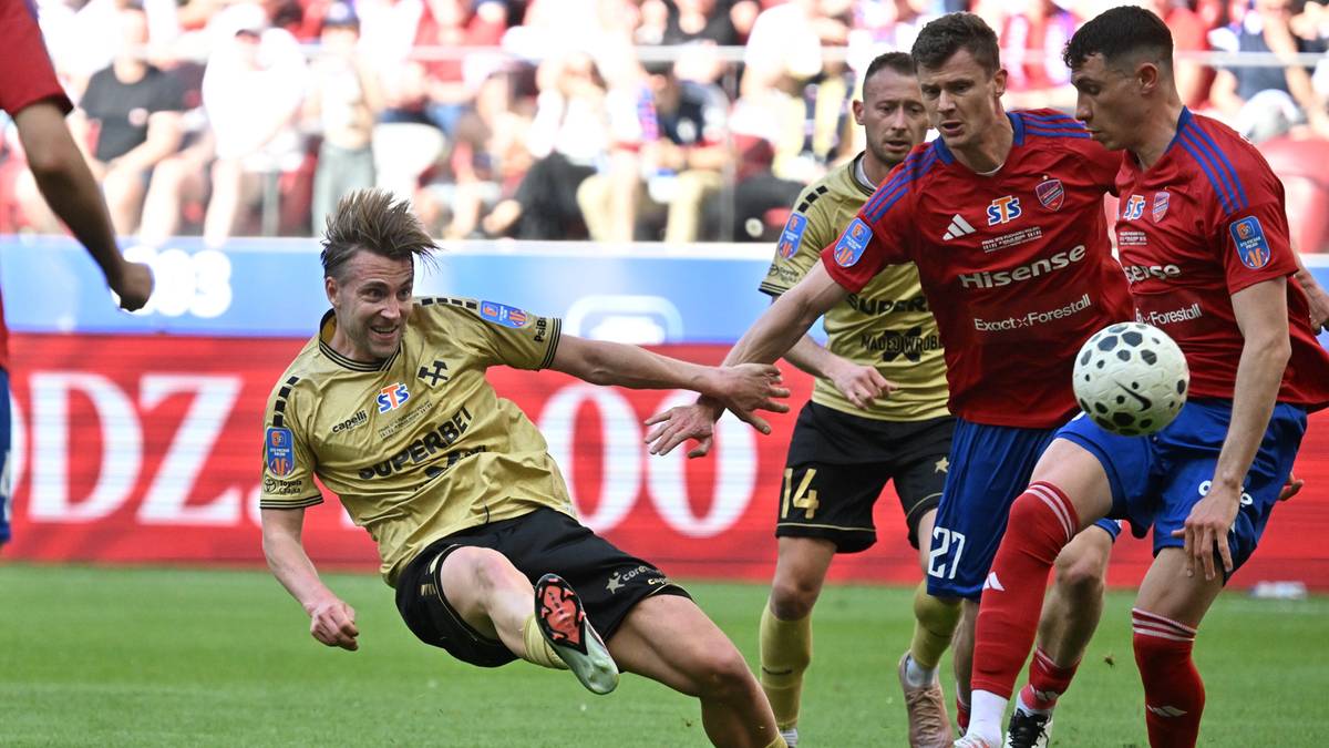 Piłkarze G&oacute;rnika Zabrze i Rakowa Częstochowa walczą o piłkę na boisku podczas meczu.