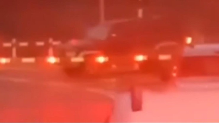 Poznań. Kierowca utknął na przejeździe kolejowym. Jest nagranie