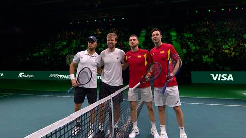 Czterech tenisistów pozuje do zdjęcia na korcie tenisowym.