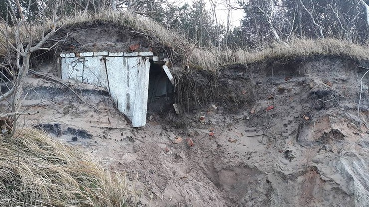 Sztormy odsłoniły na plaży w Dziwnówku bunkry z czasów zimnej wojny