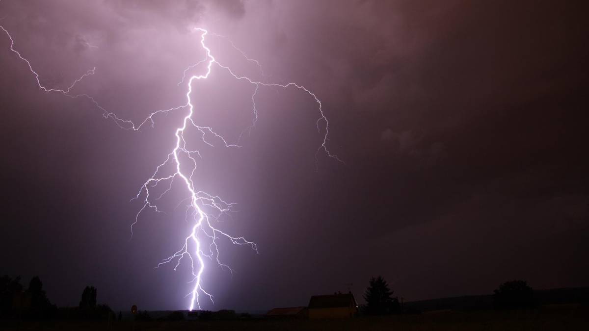 Burze i upały w ostatni dzień wakacji. IMGW wydało alerty dla 10 województw