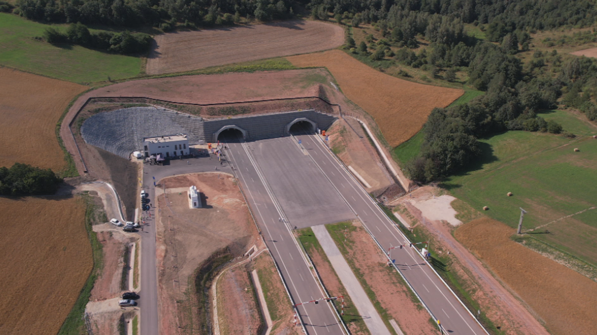 Najdłuższy pozamiejski tunel otwarty. "Najpiękniejsza ekspresówka w Polsce"