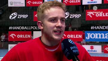 Piotr Jędraszczyk, zawodnik piłki ręcznej, wypowiada się do mikrofonu.