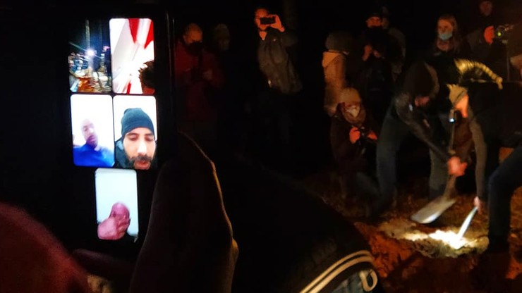 Pogrzeb Syryjczyka, który zmarł na granicy. Rodzina oglądała ceremonię przez internet