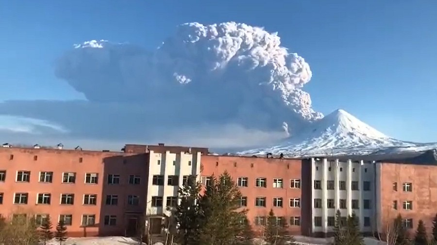 Erupcja wulkanu Bezimienny na Kamczatce w Rosji. Fot. Twitter.