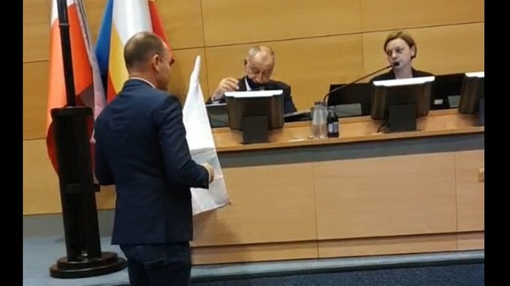Poseł KO Marek Sowa wręczył białą flagę przewodniczącemu sejmiku. "Nie zniszczyłem flagi Polski"