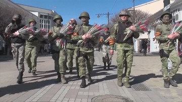 "Zielone ludziki" rozdawały tulipany kobietom na Krymie