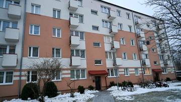 Budynek mieszkalny w Ustce z oknami i balkonami, pokryty częściowo śniegiem.