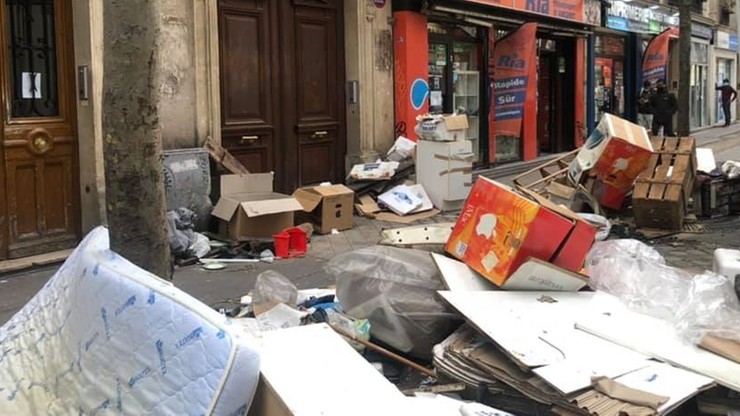 Paryż "wysypiskiem śmieci". Mieszkańcy publikują zdjęcia