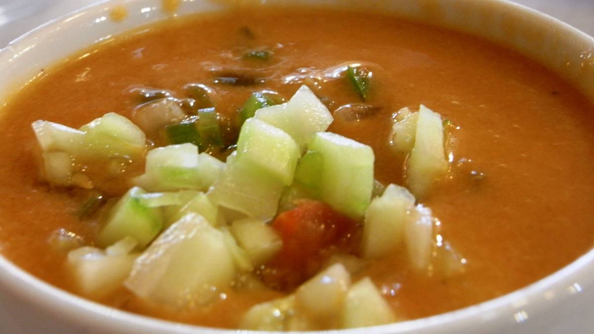 Gazpacho, chłodna zupa warzywna z pomidorów, ogórków i oliwy z oliwek