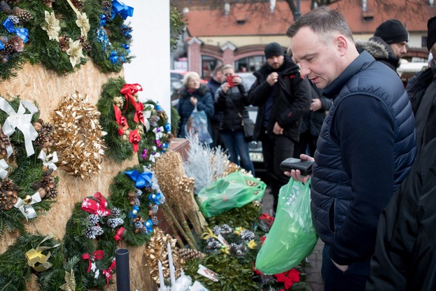 Prezydent Andrzej Duda wybrał się na świąteczne zakupy na krakowski targ