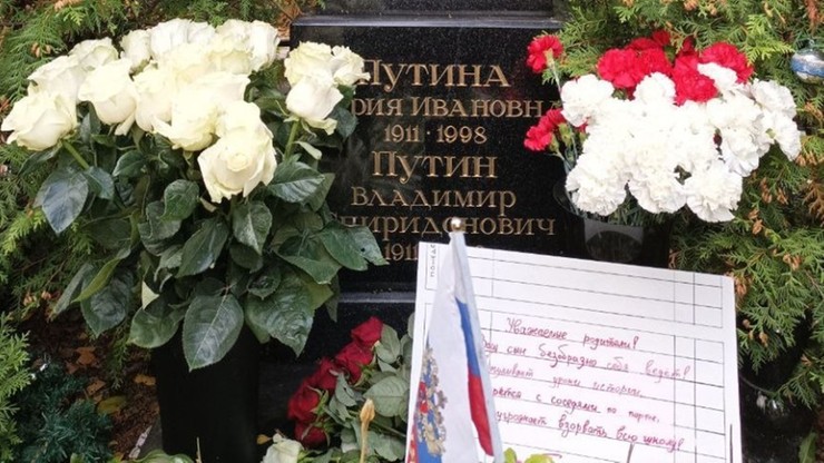 Rosja. Aktywiści "Partii Umarłych" pozostawili list na grobie rodziców Władimira Putina