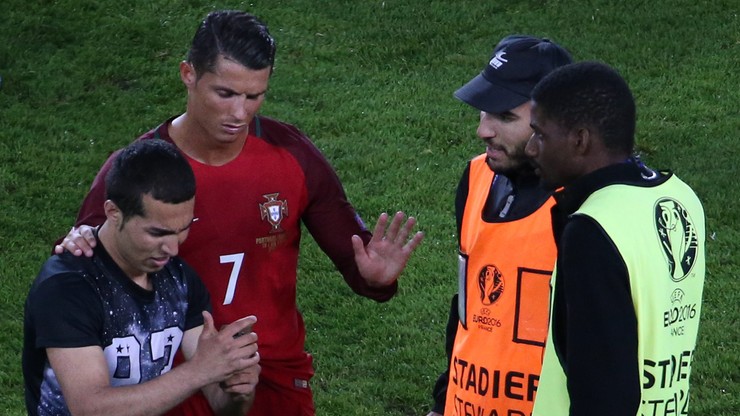 Niespodziewany gość na murawie! Kibic zrobił selfie z Ronaldo