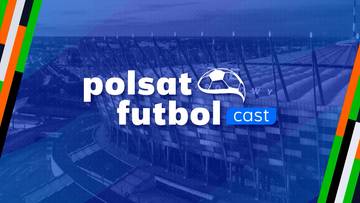 Logo Polsat Futbol Cast na tle stadionu piłkarskiego.