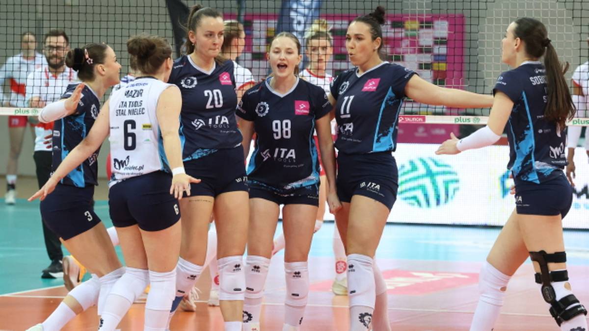 Siatkarki ŁKS Commercecon Łódź i ITA TOOLS Stal Mielec podczas meczu, z widocznymi numerami na koszulkach.