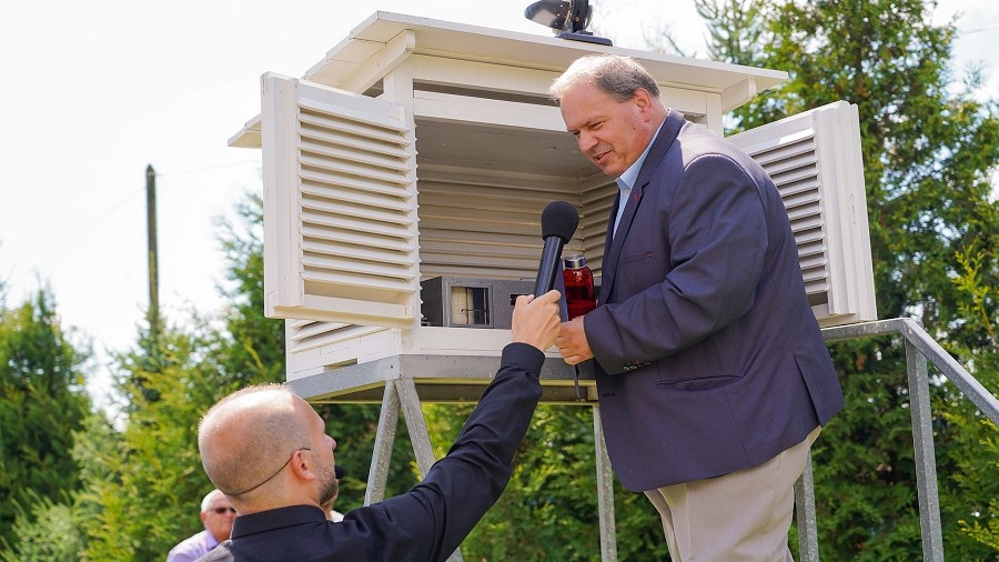 Moment dokonania odczytu temperatury na tradycyjnym termometrze w klatce meteorologicznej. Fot. Uniwersytet Opolski.