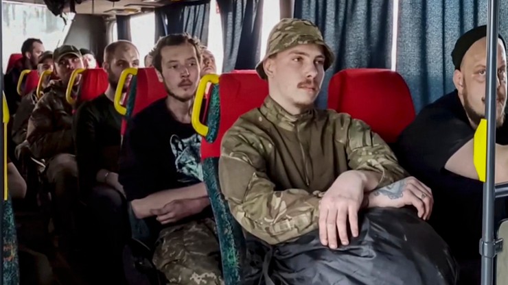 Wojna w Ukrainie. Prorosyjscy bojownicy wywożą ukraińskich żołnierzy z Azowstalu