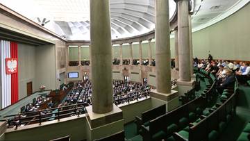 Pięć partii w Sejmie, zyskuje KO. Nowy sondaż parlamentarny