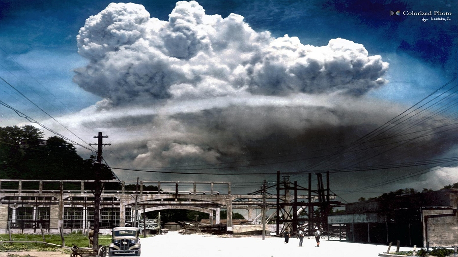 Grzyb atomowy nad Nagasaki w sierpniu 1945 roku. Fot. Hiromihi Matsuda / irootoko_jr.