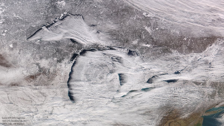 Zdjęcie satelitarne rejonu amerykańskich Wielkich Jezior podczas zjawiska "efektu jezior". Fot. NASA.