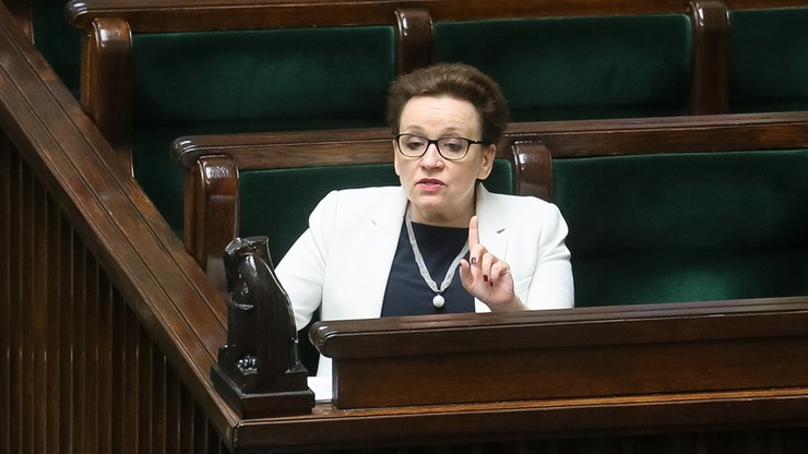 "Nie chcemy szkoły, jaką proponuje minister Zalewska". Przed Sejmem pikieta przeciw reformie edukacji