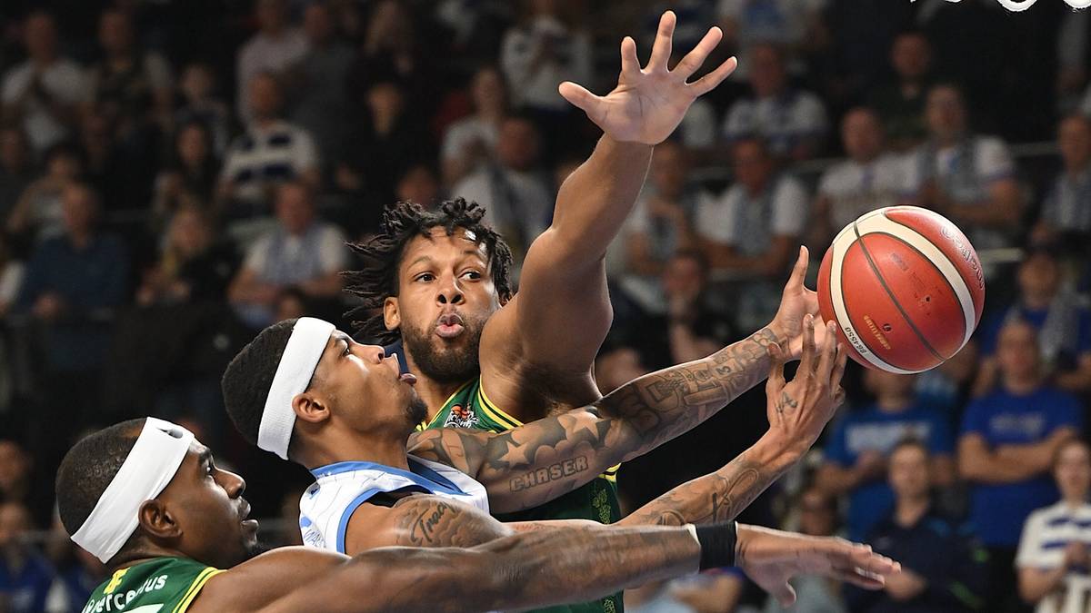 Koszykarze walczący o piłkę podczas meczu.