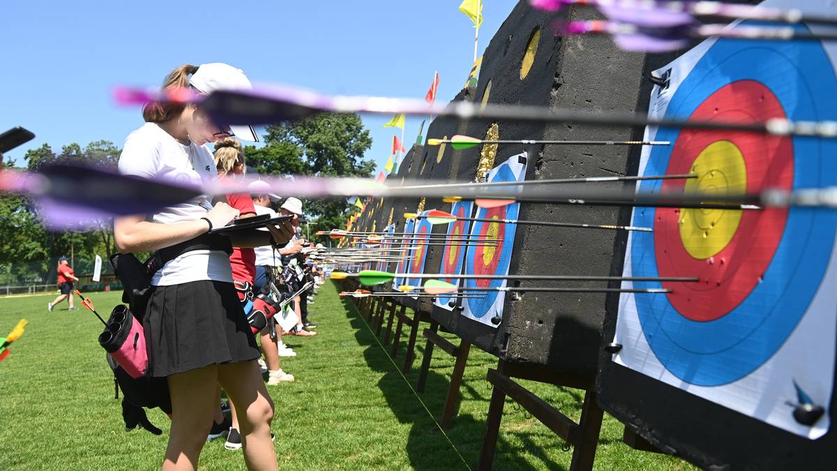 Łuczniczka celująca do tarczy na zawodach.