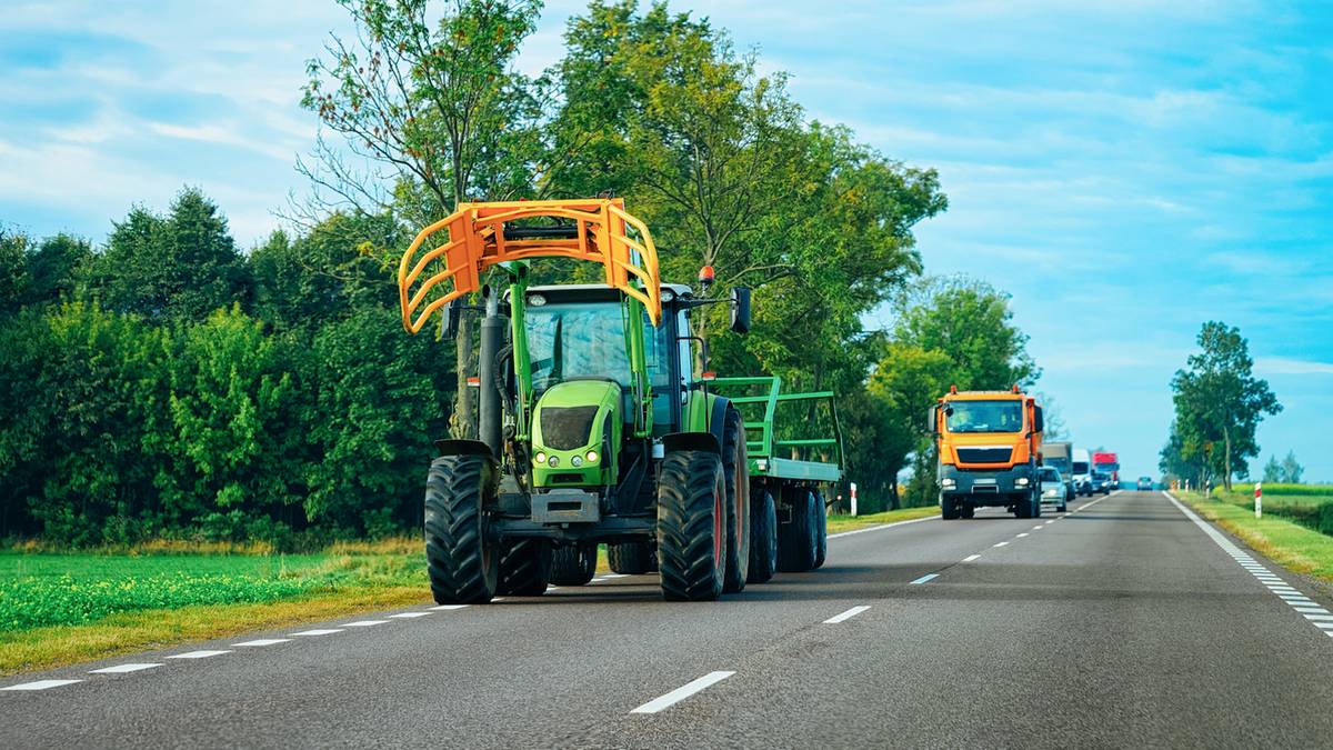 Czy można wyprzedzać traktor na linii ciągłej? Wyjaśniamy raz na zawsze