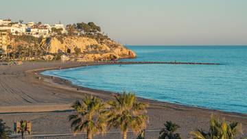 Malaga, perła Costa del Sol, zyskała wyjątkową pozycję jako jedno z najbardziej przystępnych cenowo miejsc na letn