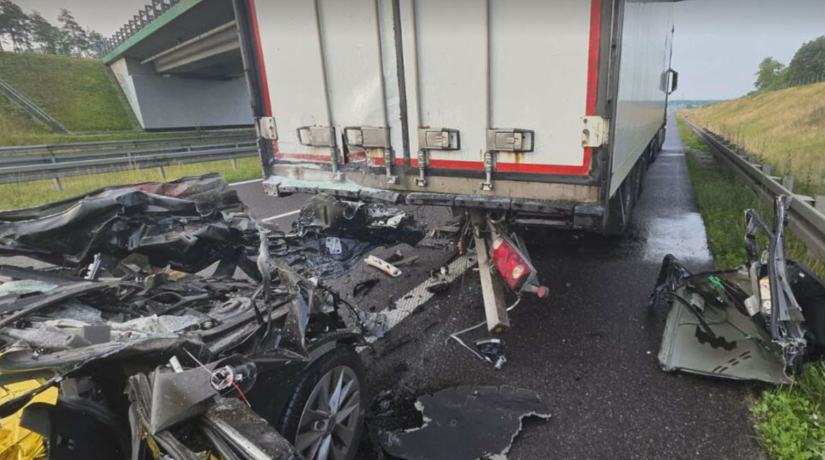 Tragiczny wypadek na drodze S7. Nie żyją trzy osoby, w tym dziecko