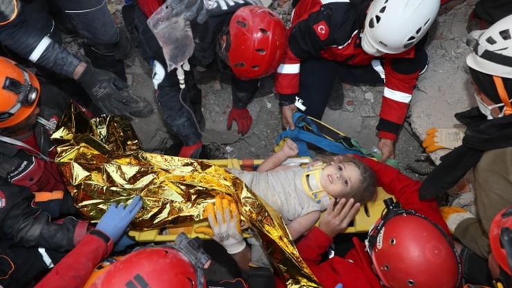Czteroletnia dziewczynka uratowana spod gruzów cztery dni po trzęsieniu ziemi w Turcji