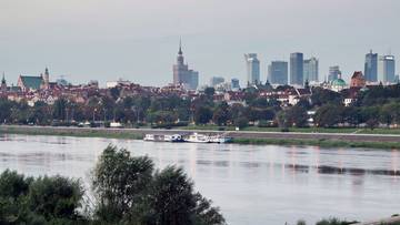 Panorama Warszawy z widokiem na Wisłę, Stare Miasto i nowoczesne wieżowce w tle.