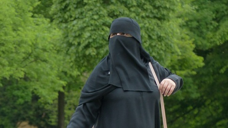 Brytyjska partia za wprowadzeniem zakazu noszenia burki i nikabu. "Świadoma bariera w integracji" i "zagrożenie bezpieczeństwa"