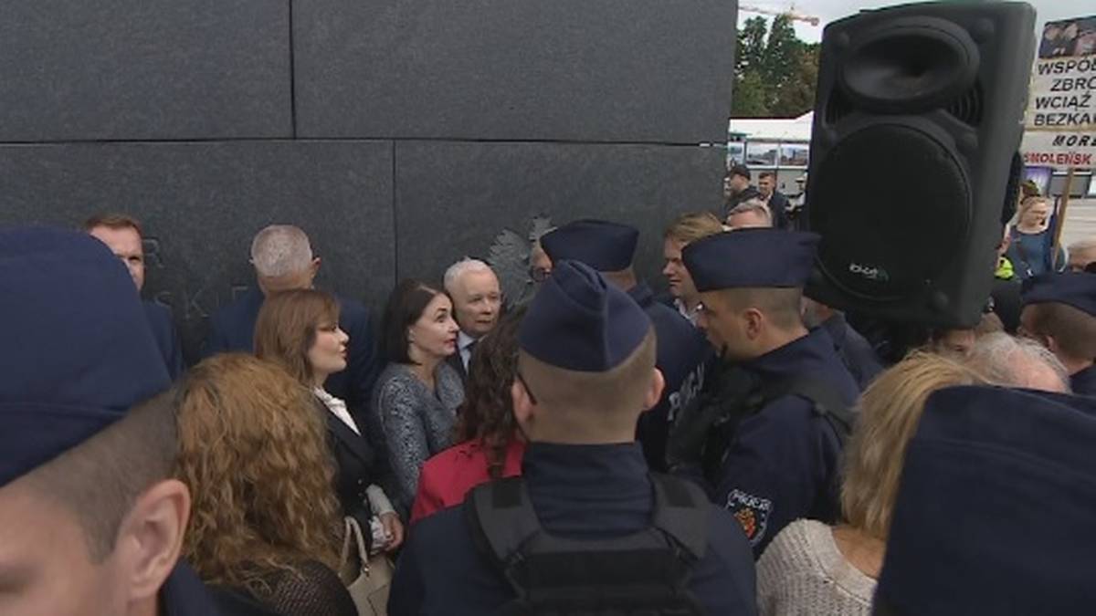 Gorąco podczas miesięcznicy smoleńskiej. Jarosław Kaczyński otoczony przez policję