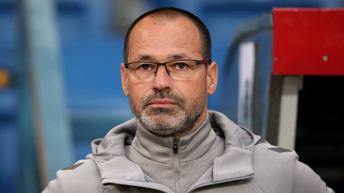 Portret mężczyzny w okularach i sportowej kurtce.