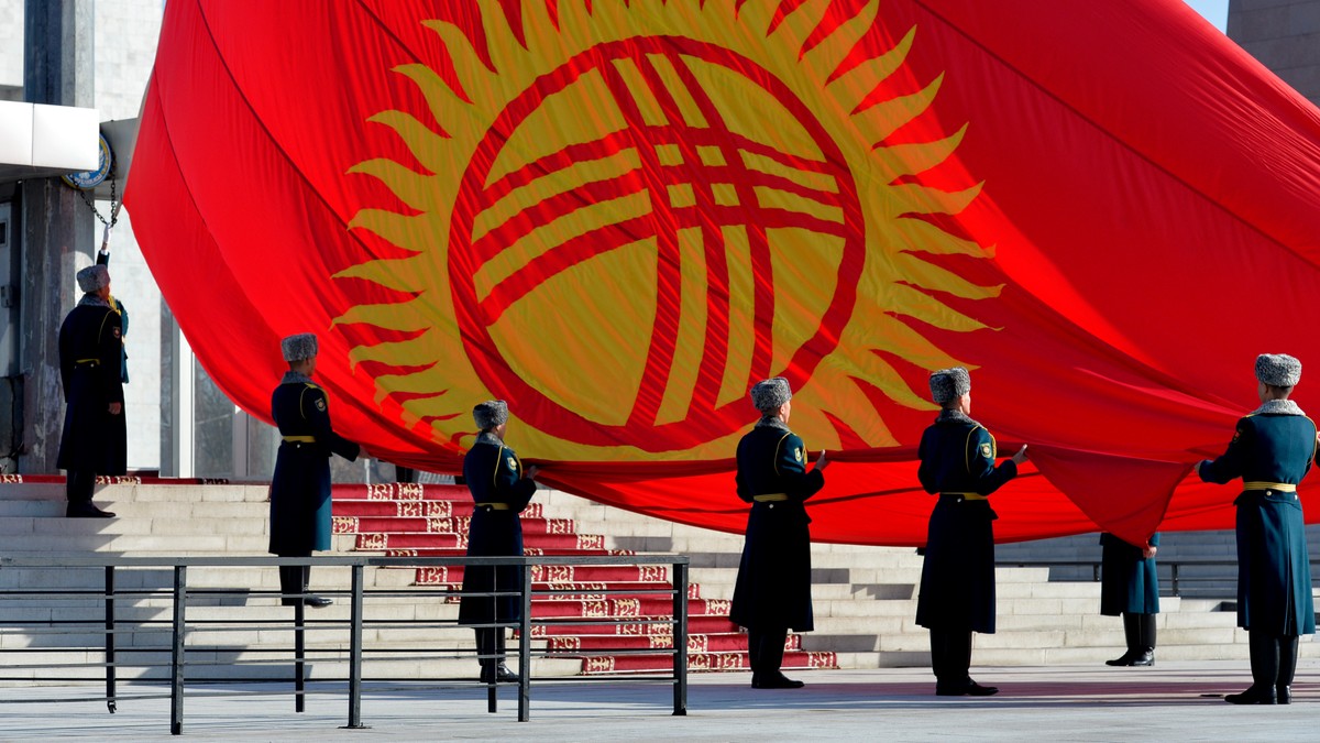 Kirgistan. Prezydent zmienił flagę kraju. Słońce "za bardzo przypominało słonecznik"