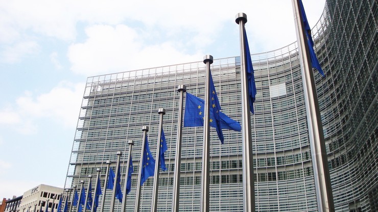 Raport: byli komisarze i europosłowie trafiają z unijnej polityki do lobbingu