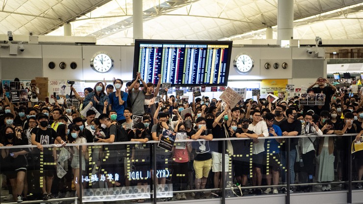 Hongkong: protestujący starli się z policją na lotnisku