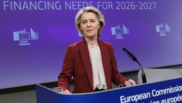 Ursula von der Leyen, przewodnicząca Komisji Europejskiej, stoi za mównicą z logo Komisji Europejskiej.