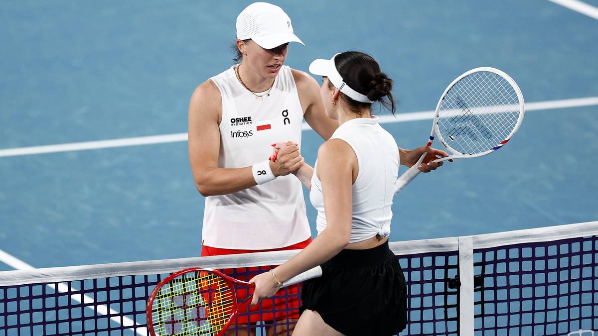 Iga Świątek i Tatjana Maria po meczu tenisowym na korcie.