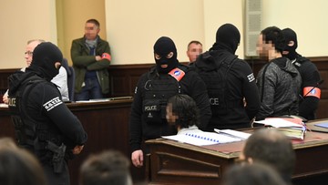 Zamachowiec z Paryża oskarżony o próbę zabójstwa policjantów w Brukseli. Pierwszy dzień procesu. "Nie boję się was"
