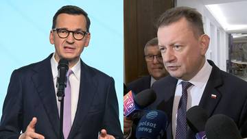Mateusz Morawiecki przemawia do mikrofonu, obok widać fragment twarzy innego mężczyzny. Po prawej stronie Mariusz Błaszczak wypowiada się do mikrofonów.