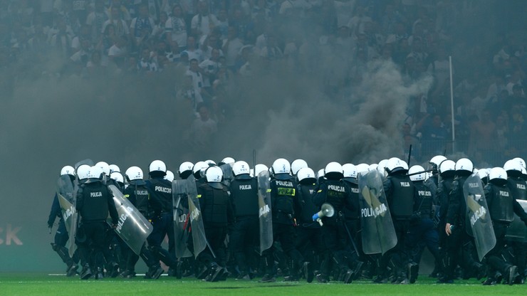 Policja zatrzymała 17 uczestników zamieszek podczas meczu Lech – Legia