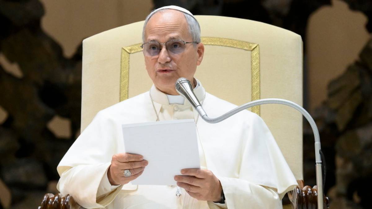 Papież Leon XIV przemawia z kartką w dłoni.