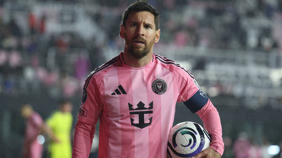 Leo Messi w koszulce Interu Miami z piłką w ręku
